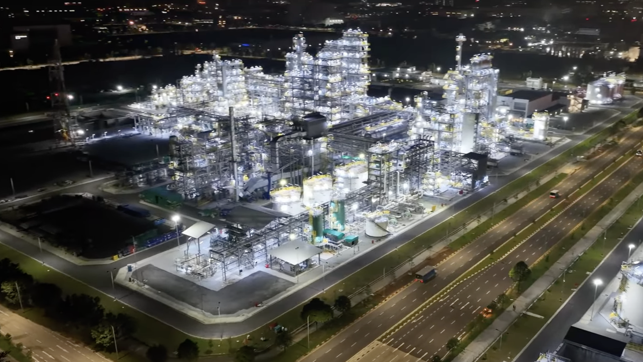 Large scale refinery facility
